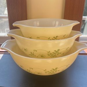 Pyrex Shenandoah bowl set of 3. Visible flea bites and scratches in the light.
